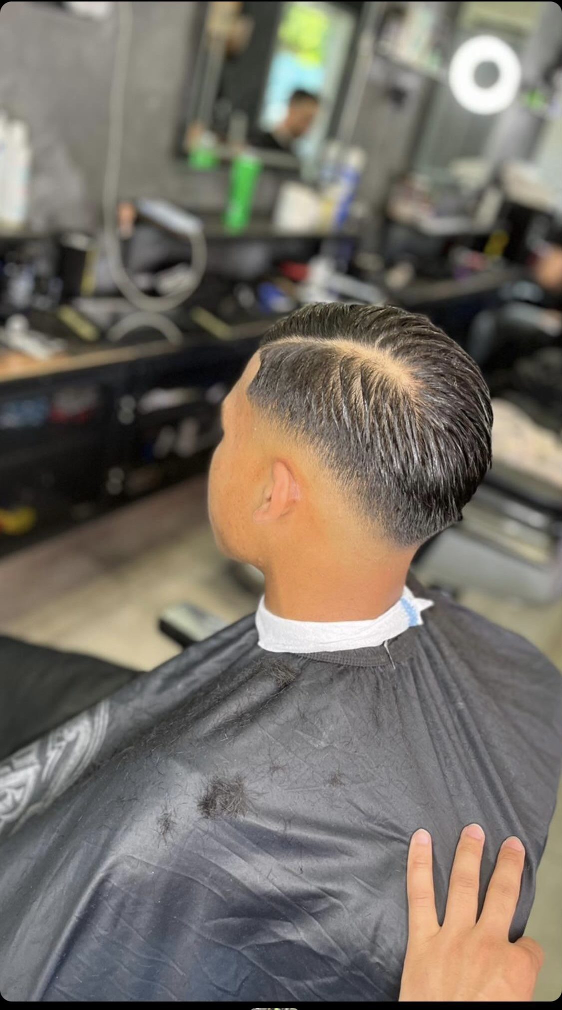 Coupe homme dégradée peignée