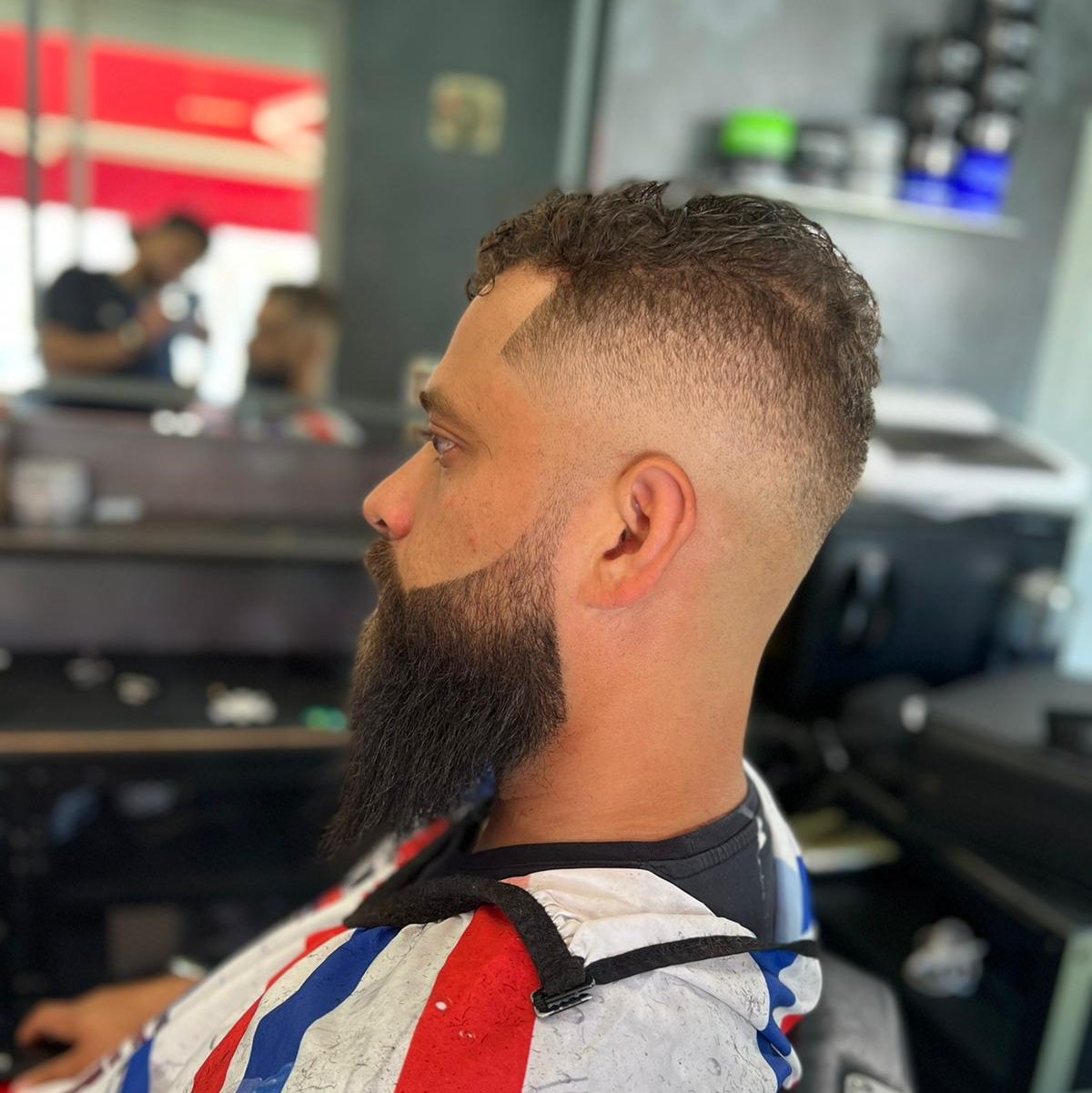 Dégradé et barbe taillée réalisés au salon